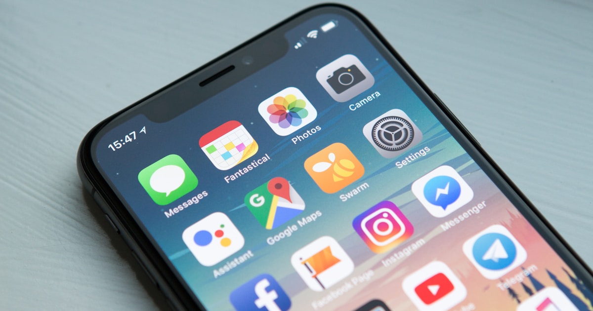 Smartphone displaying various quiz apps as QuizUp alternatives